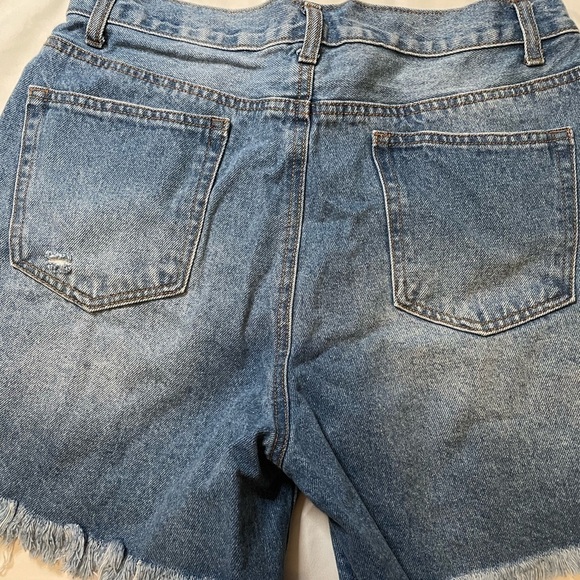 Forever 21 Size 32 high waisted distressed shorts - Picture 5 of 5